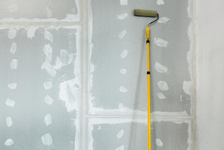 Préparation des surfaces pour la peinture intérieure : guide complet